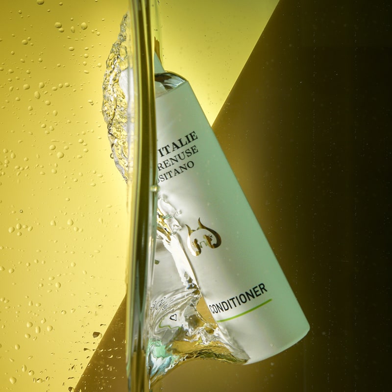 Lifestyle shot of Eau d&#39;Italie Conditioner (200 ml) submerged in water