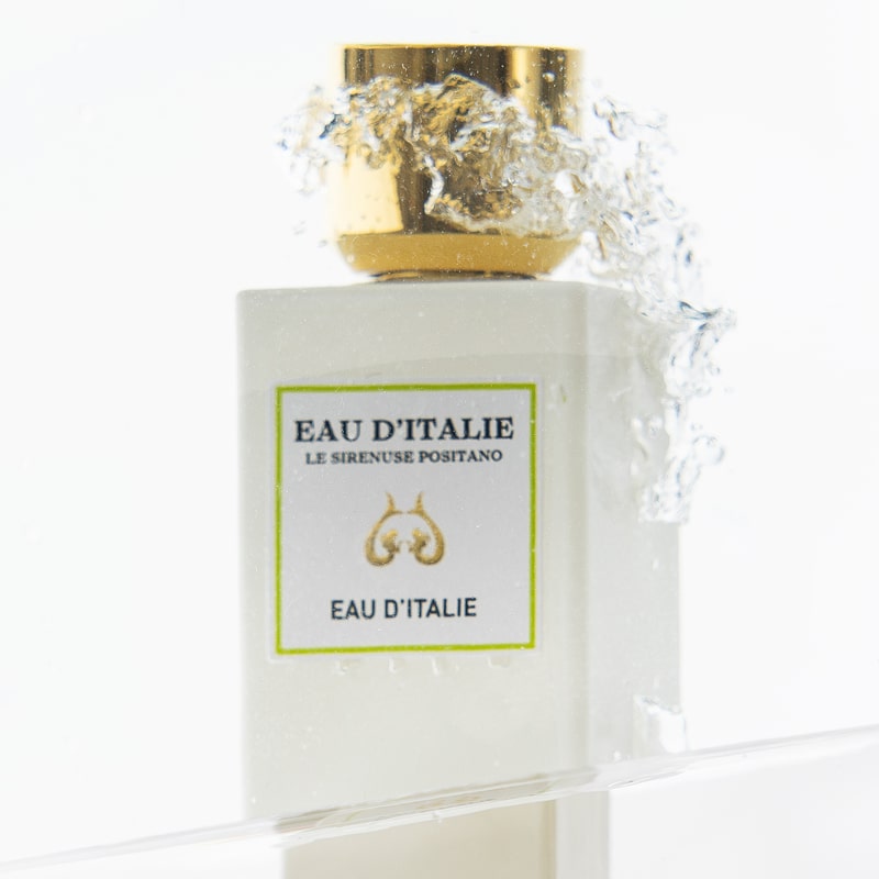 Lifestyle shot zoomed in of Eau d'Italie Eau de Parfum Spray (100 ml) with water splashing